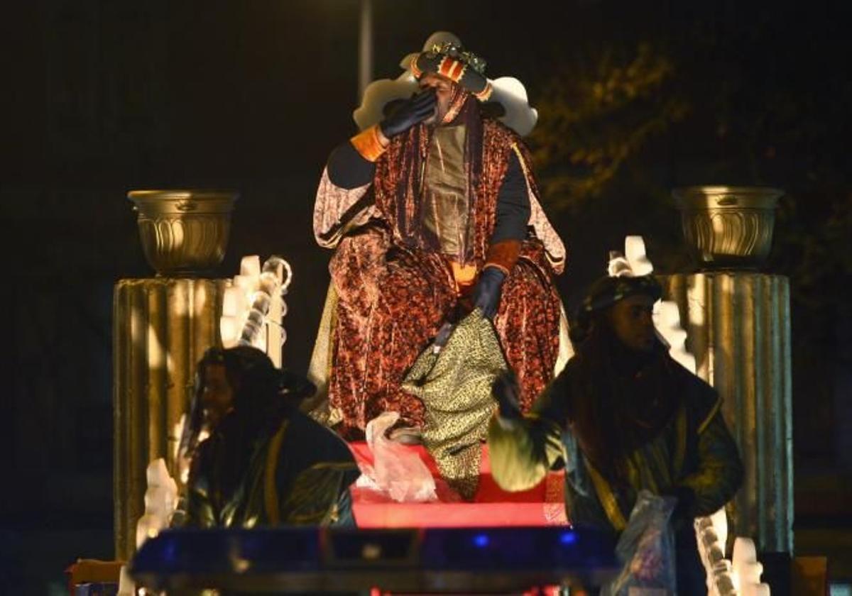 Una cabalgata de Reyes Magos.