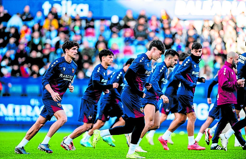 Los jugadores entrenando en el Ciutat de Valencia