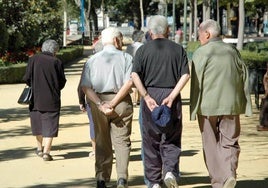 Pensionistas paseando por un parque, imagen de archivo.