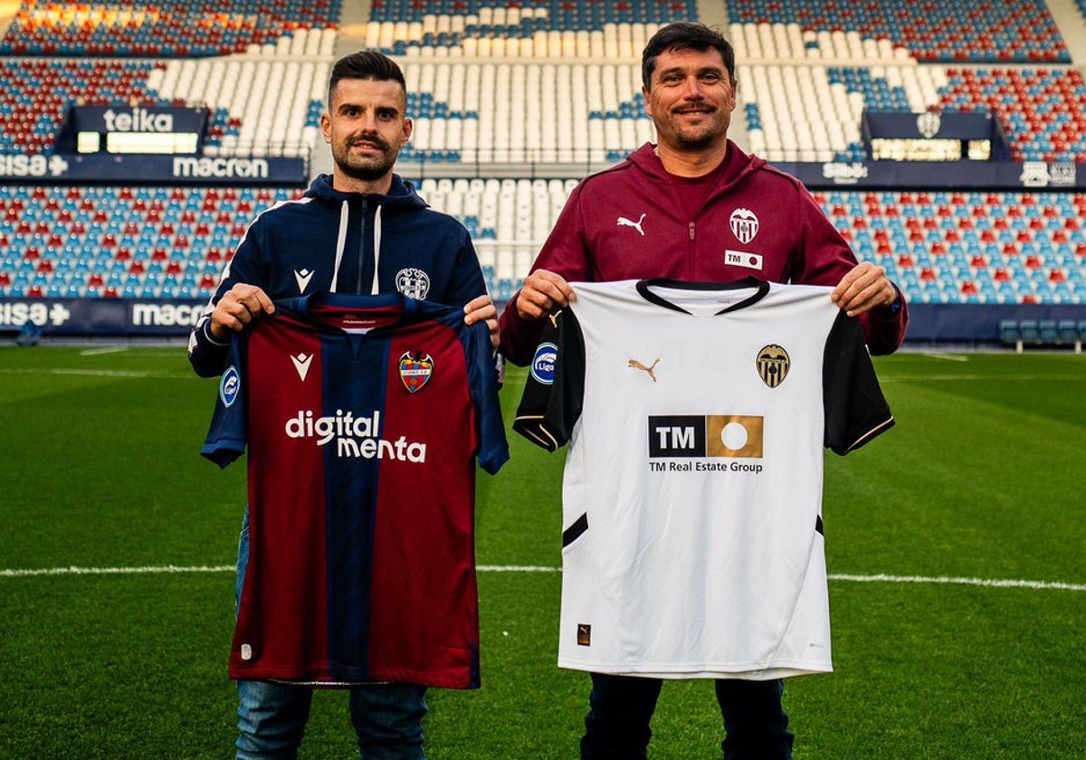 Roger Lamesa, técnico del Levante y Cristian Toro, técnico del Valencia posan en el Ciutat de Valencia