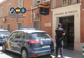 Un policía nacional frente a la comisaría de Alcoy en una imagen de recurso.