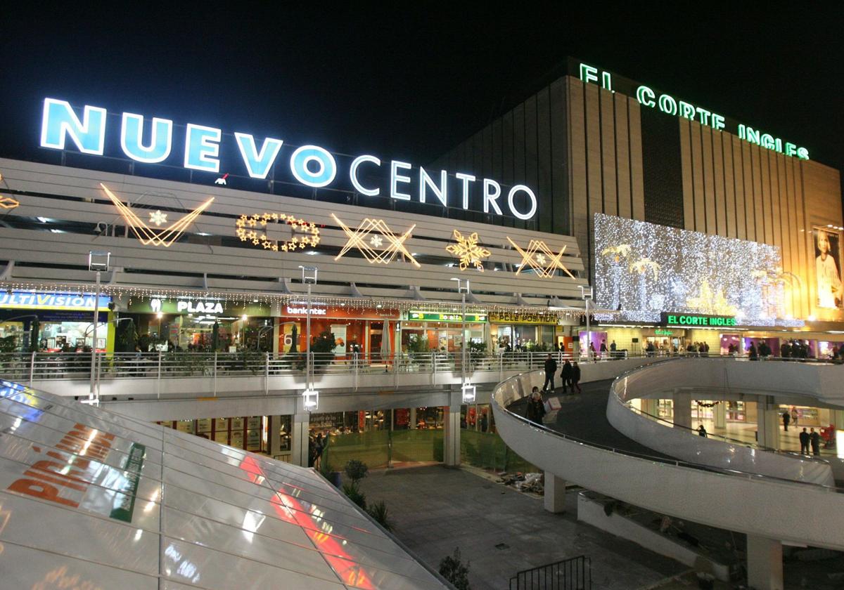 El centro comercial Nuevo Centro y El Corte Inglés en Valencia, imagen de archivo.