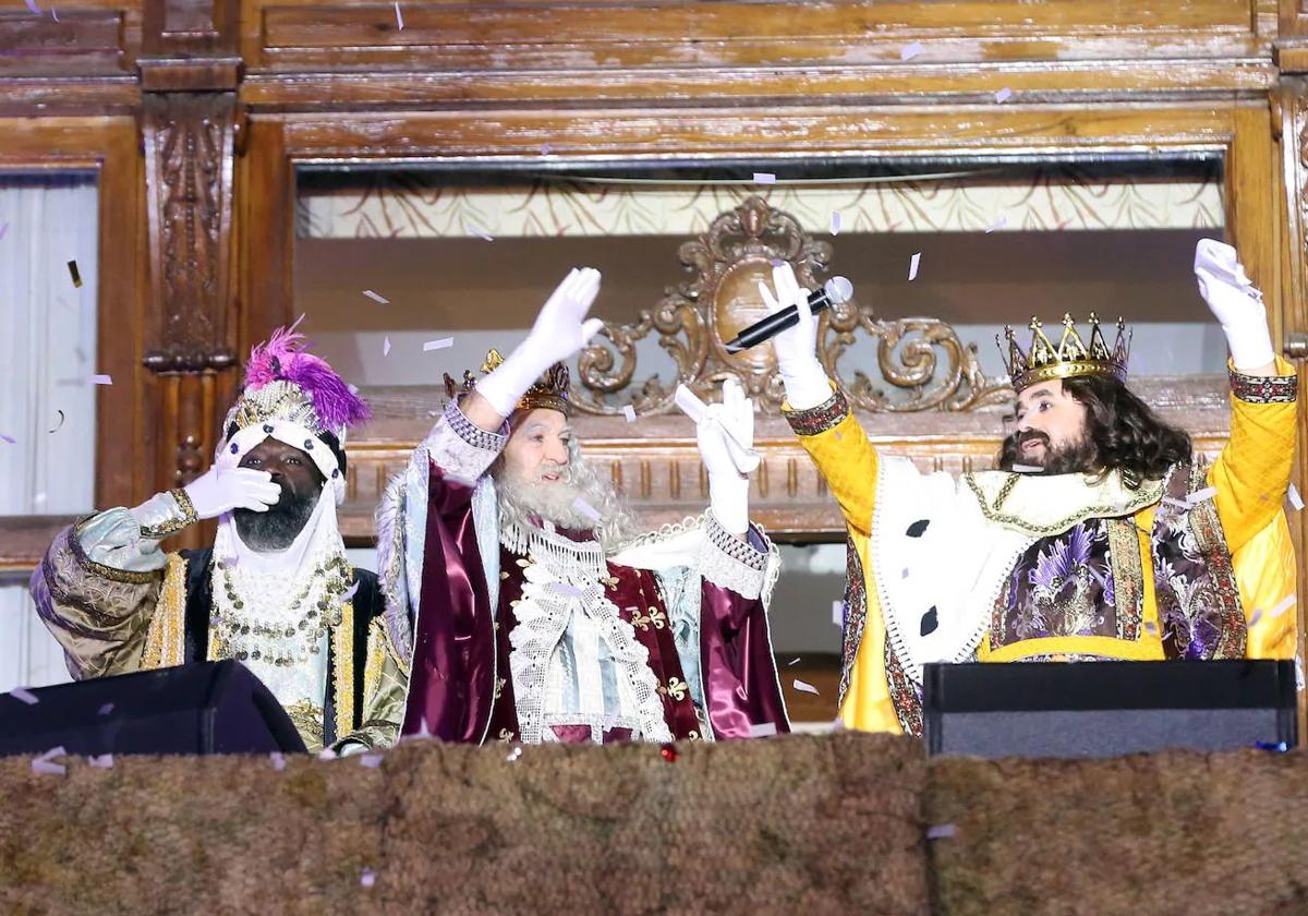 Los Reyes Magos saludan a todos los niños desde el balcón del Ayuntamiento de Valencia en 2024.