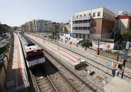 Un tren circula por Alfafar, en una imagen de archivo.