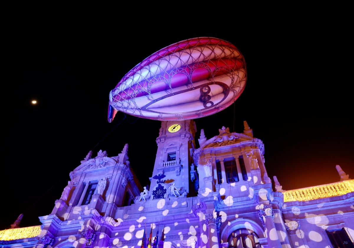 Un dirigible flota sobre el Ayuntamiento al inicio de la cabalgata de este año.