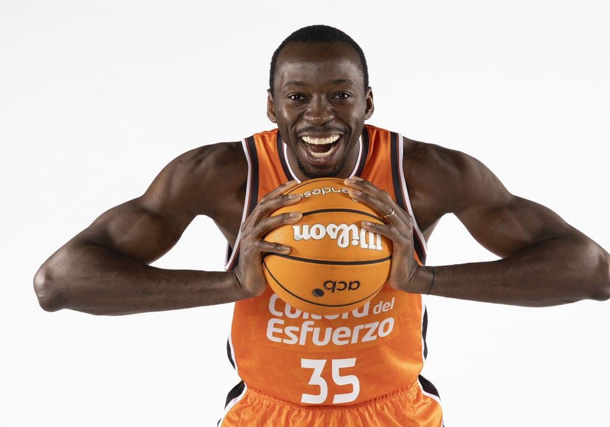 Amida Brimah, en la foto oficial como jugador del Valencia Basket tras su ficahje.