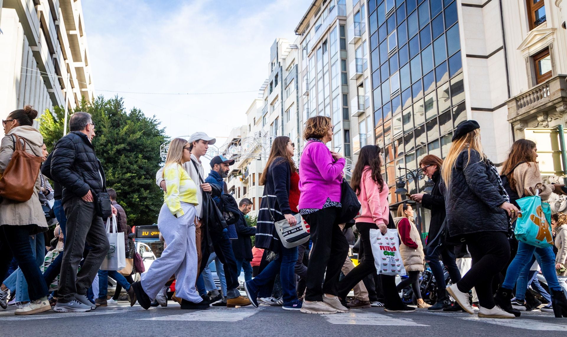 Compradores por la Calle Colón de Valencia, uno de los epicentros de las rebajas