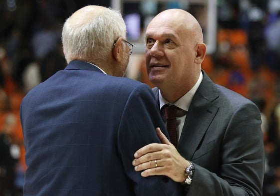 Juan Roig saluda a Neven Spahija tras el partido del Valencia Basket contra el Venezia en la Fonteta.