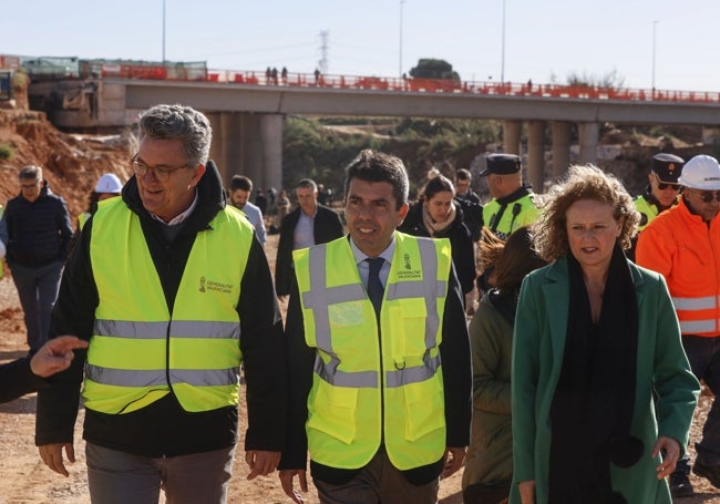 El conseller de Infraestructuras, Vicente Martínez Mus, el president de la Generalitat, Carlos Mazón, y la alcaldesa de Torrent, Amparo Folgado.