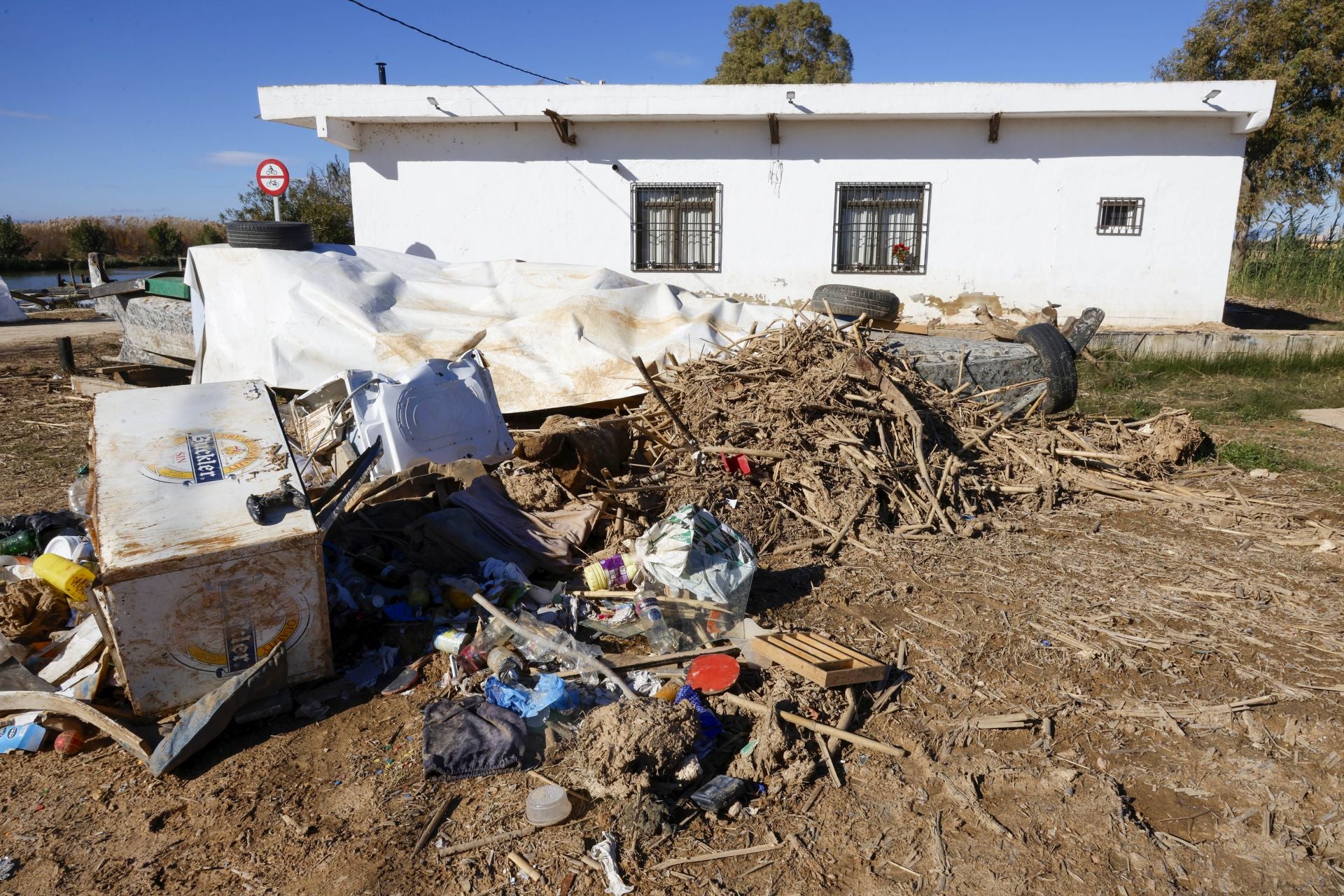 Trabajo contrarreloj para limpiar los miles de escombros de la dana que estrangulan la entrada de agua a la Albufera