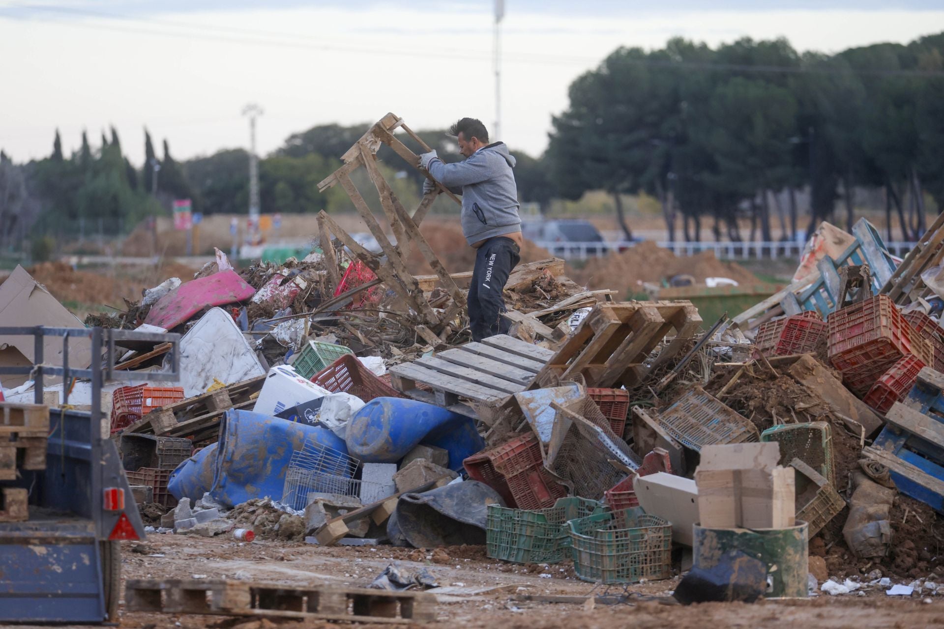 Imagen secundaria 2 - Vecinos de Paiporta soportan malos olores por la ubicación de un vertedero de la dana junto a sus casas