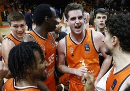 Los jugadores del Valencia Basket celebran la victoria y el récord.