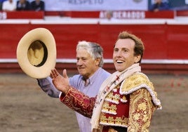 El torero valenciano Román, tras su triunfo, dio la vuelta al ruedo.