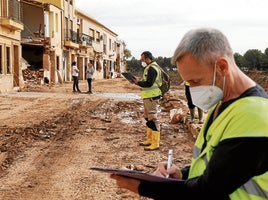 Técnicos examinan una zona dañada por la dana.