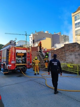 Los bomberos durante las labores de extinción.