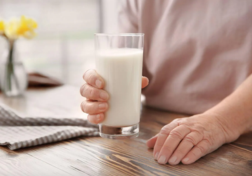 Esto es lo que debes saber antes de sustituir la leche de vaca por bebida vegetal, según los expertos