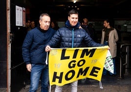 Dos accionistas protestan contra Peter Lim antes de entrar en la última junta del Valencia.