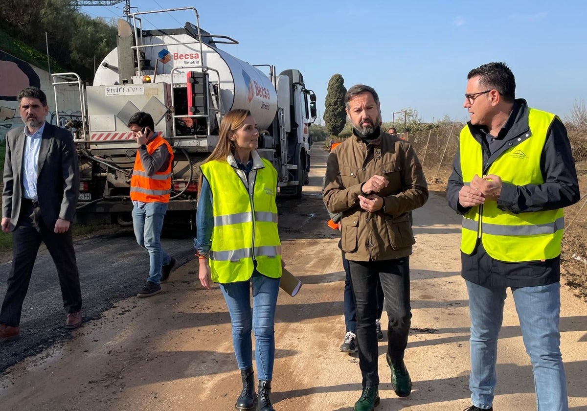 Visita del portavoz de Vox, Juanma Badenas y de la edil de Agricultura, Cecilia Herrero, a la huerta de Fainatar.