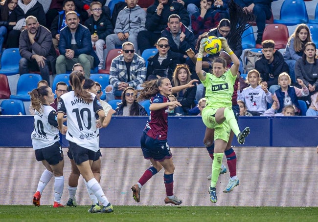 Enith Salón, en una jugada durante el derbi.