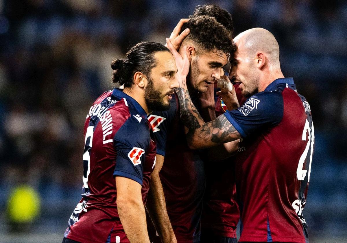 Los jugadores del Levante, celebrando el gol de Andrés García.