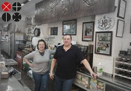 Elvira y Salvador, en la barra de Los Chicos; detrás de ellos, el curioso mural.