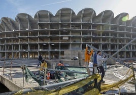 Obreros realizando trabajos previos ayer en la parcela del nuevo Mestalla.