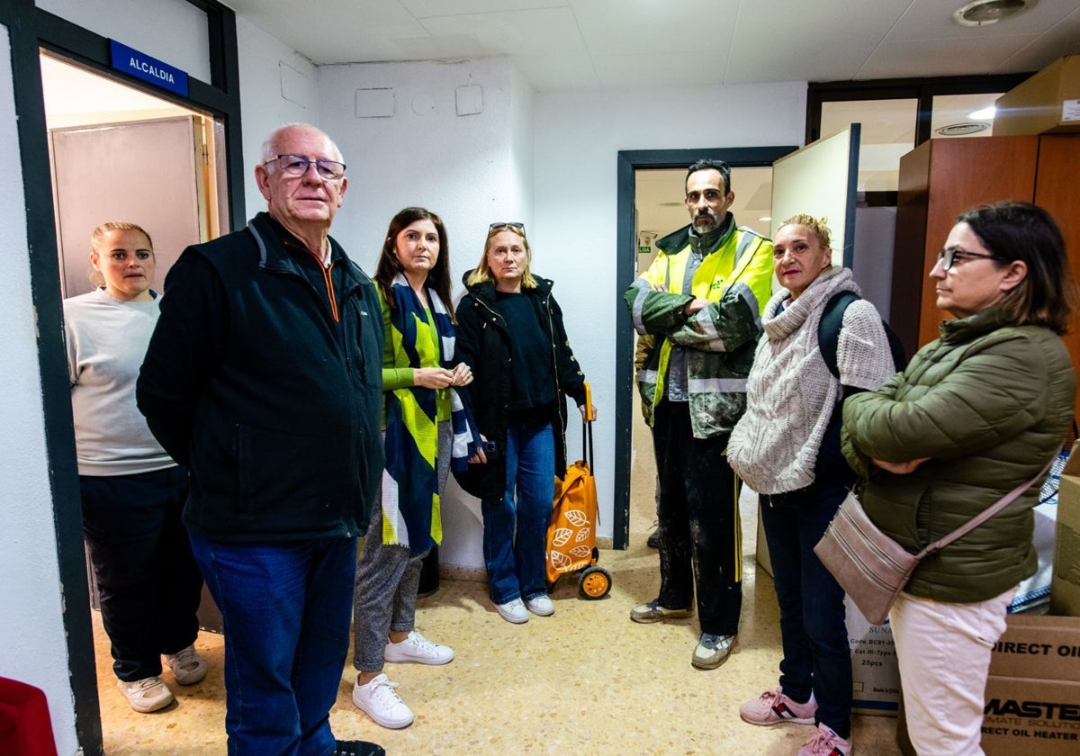 Los vecinos trasladan sus quejas a la alcaldesa de Paiporta.