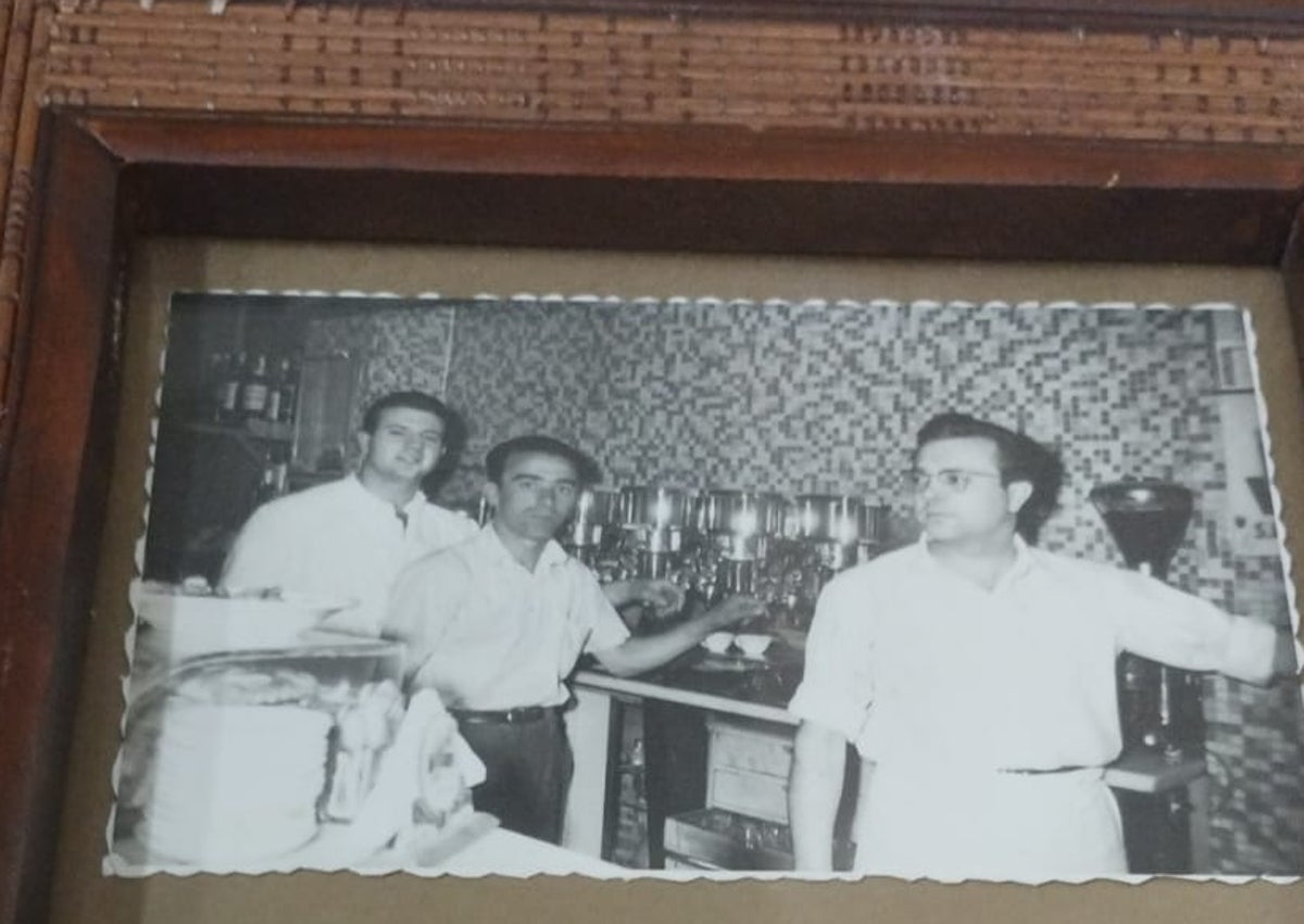 Imagen secundaria 1 - El bar de almuerzos de Valencia decorado con una curiosa obra de arte