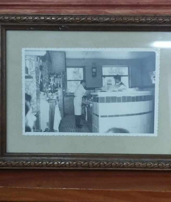 Imagen secundaria 2 - El bar de almuerzos de Valencia decorado con una curiosa obra de arte