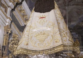 Bordados del manto de la 'Puntaeta' de la Virgen de los Desamparados.