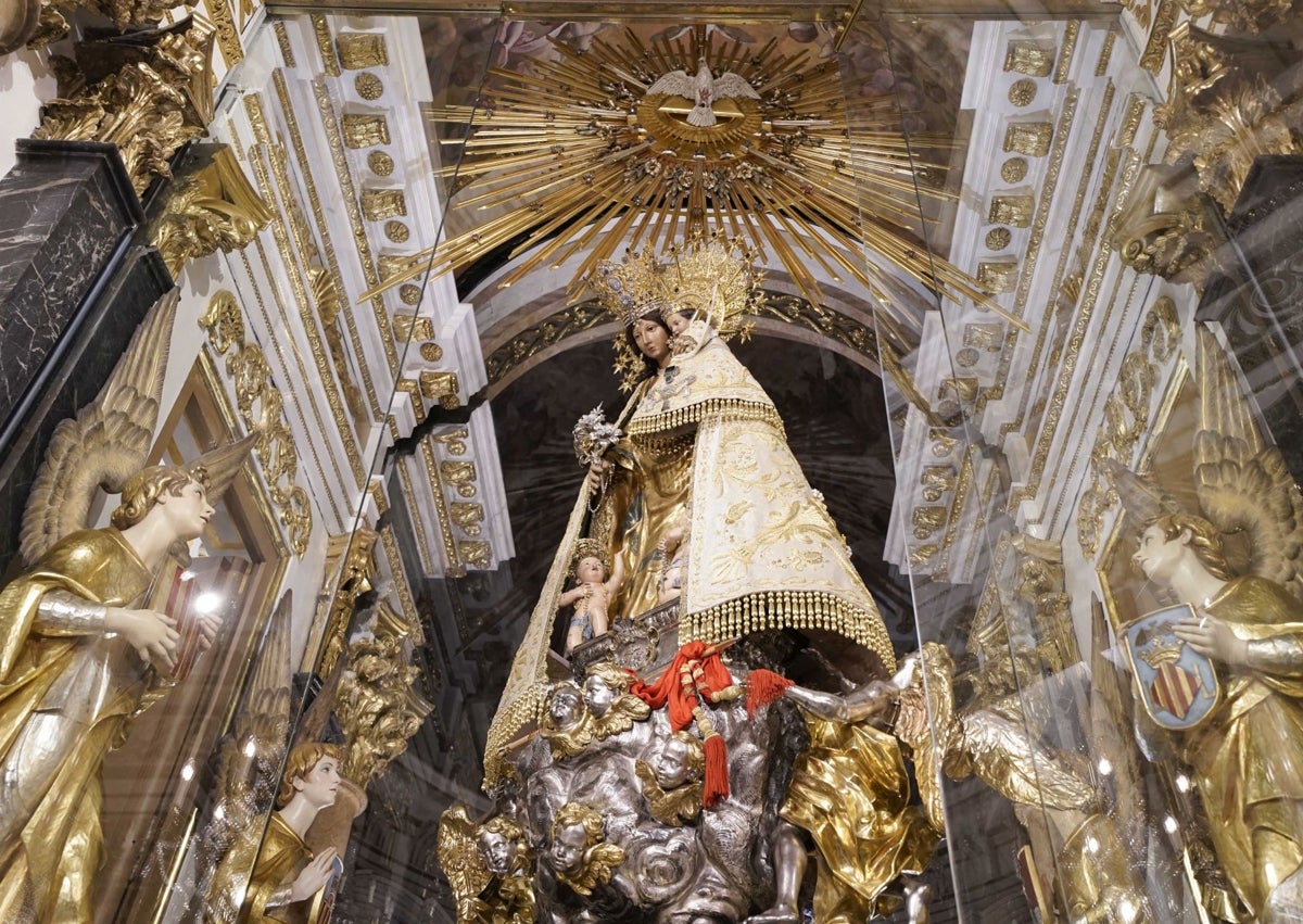 Imagen secundaria 1 - Virgen de los Desamparados, en el Camarín.