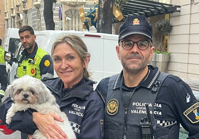 Agentes participantes en el rescate de 'Chincho', en la calle Marqués de Dos Aguas de Valencia.