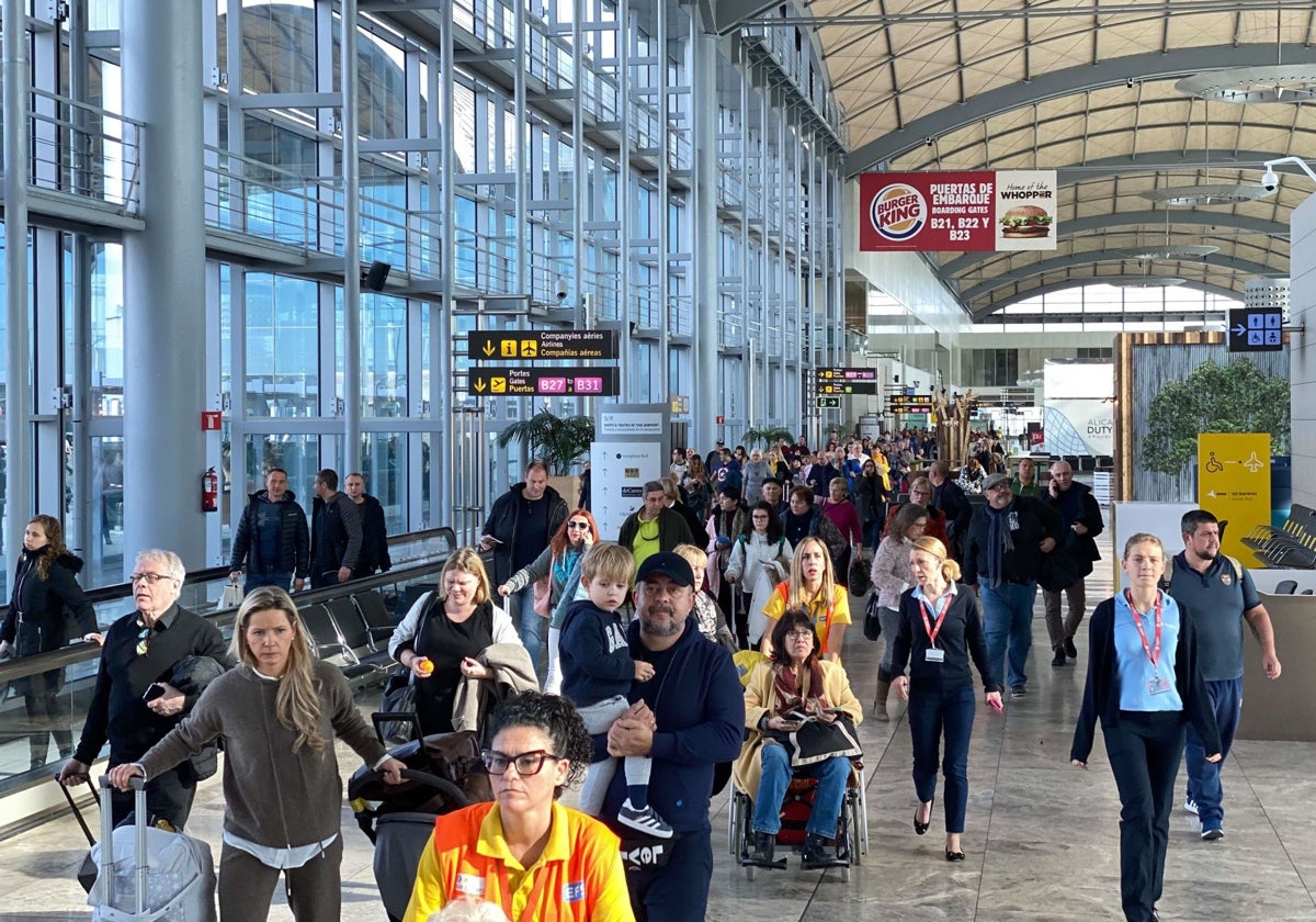 Un grupo de viajeros llega al aeropuerto de Alicante-Elche.