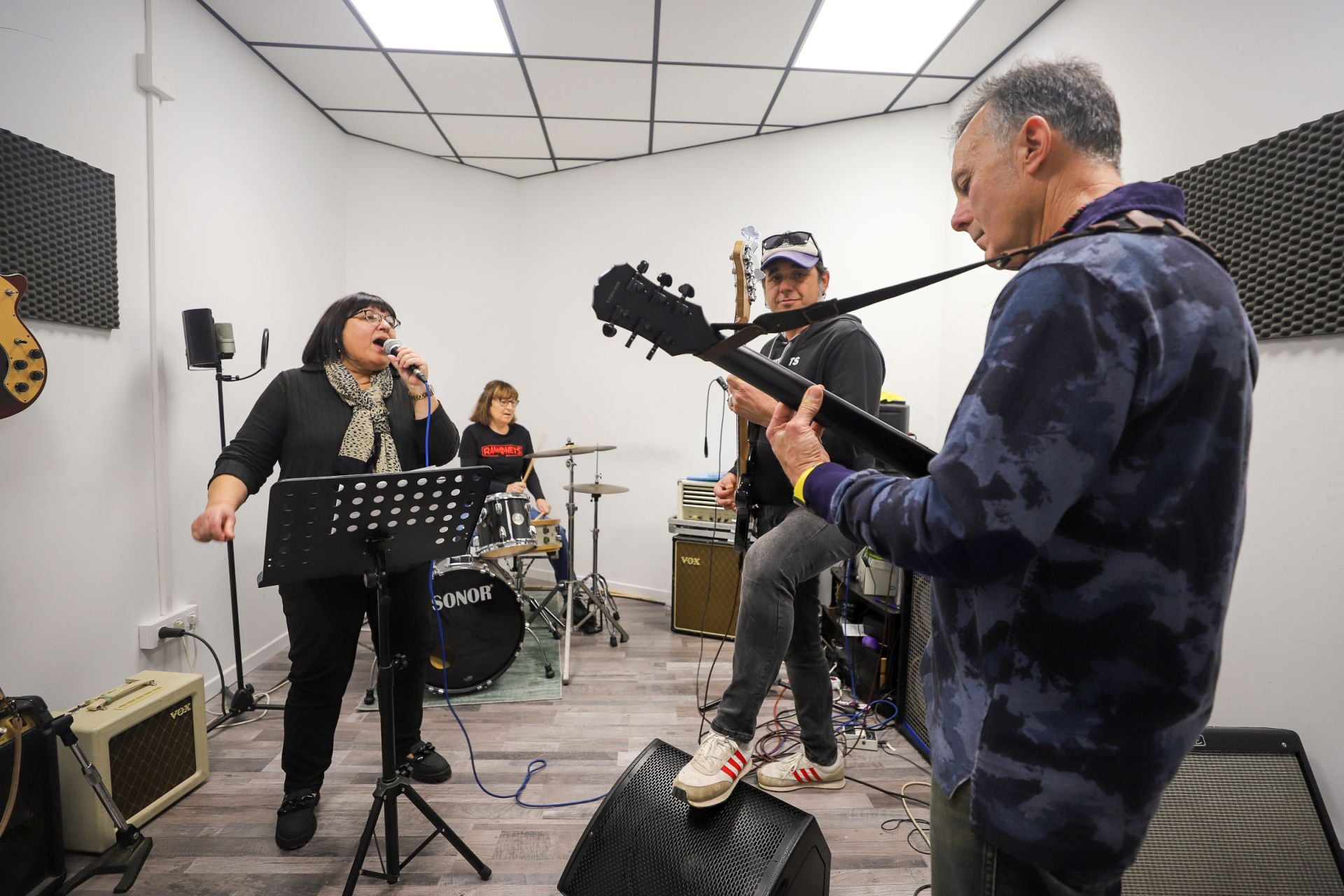 Así es un ensayo de los Iaio Rockers