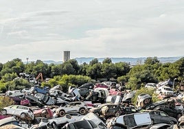 En muchos de los polígonos siguen acumulados centenares de coches.