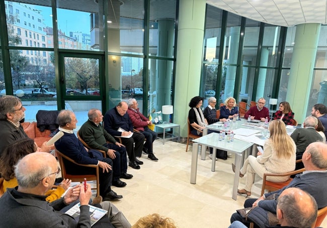 Reunión de la alcaldesa de Valencia, María José Catalá y las concejalas María José Ferrer yJulia Climent, con los vecinos de Penyarroja.