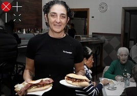 Pepa sirviendo varios almuerzos.