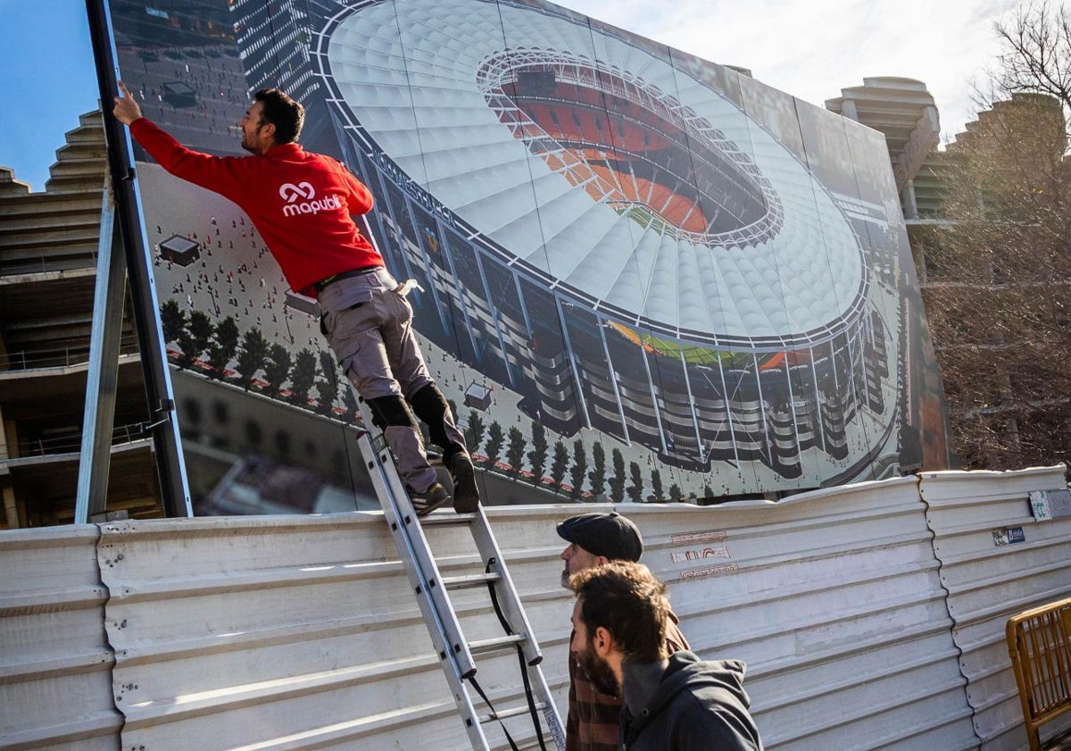 Imagen principal - Los bares hacen caja y la eterna duda: «¿Ya van en serio con el Nou Mestalla?»