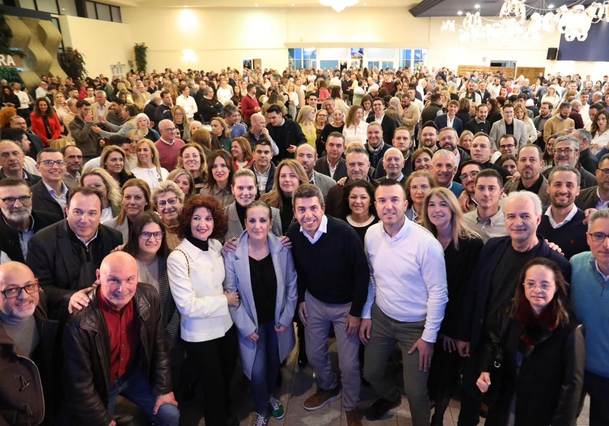 Foto de los asistentes al acto en Alzira.