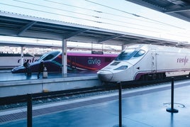 Trenes de alta velocidad de Renfe esperan para salir de una estación. Imagen de archivo.