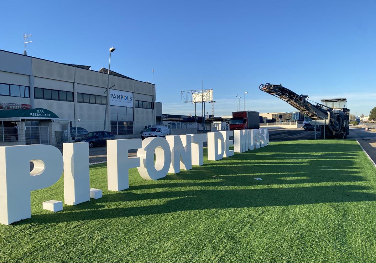 Instalación del cartel en el polígono.