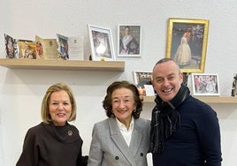 El maestro mayor del gremio, Fran Tochena, Amparo Fabra (i), y en el centro, María Dolores Alfonso.