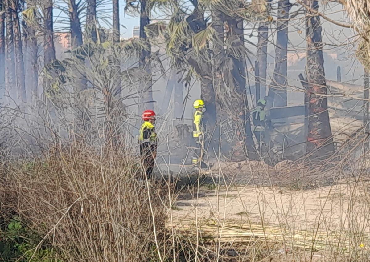 Imagen secundaria 1 - Un incendio arrasa la caseta donde vivía una pareja en Valencia