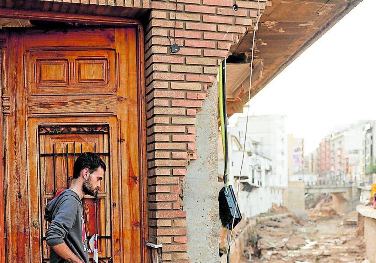 Un hombre observa el estado de su vivienda