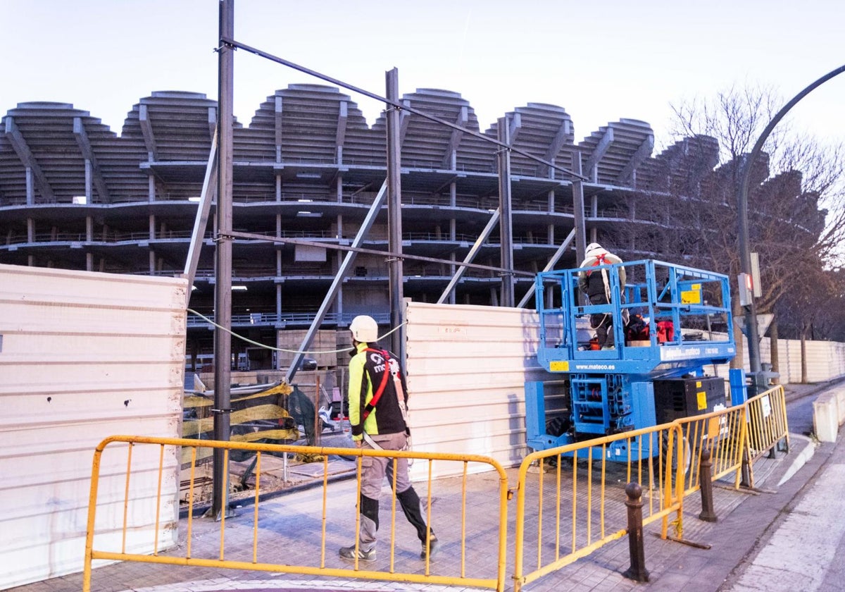 Operarios trabajan este viernes en el Nou Mestalla.