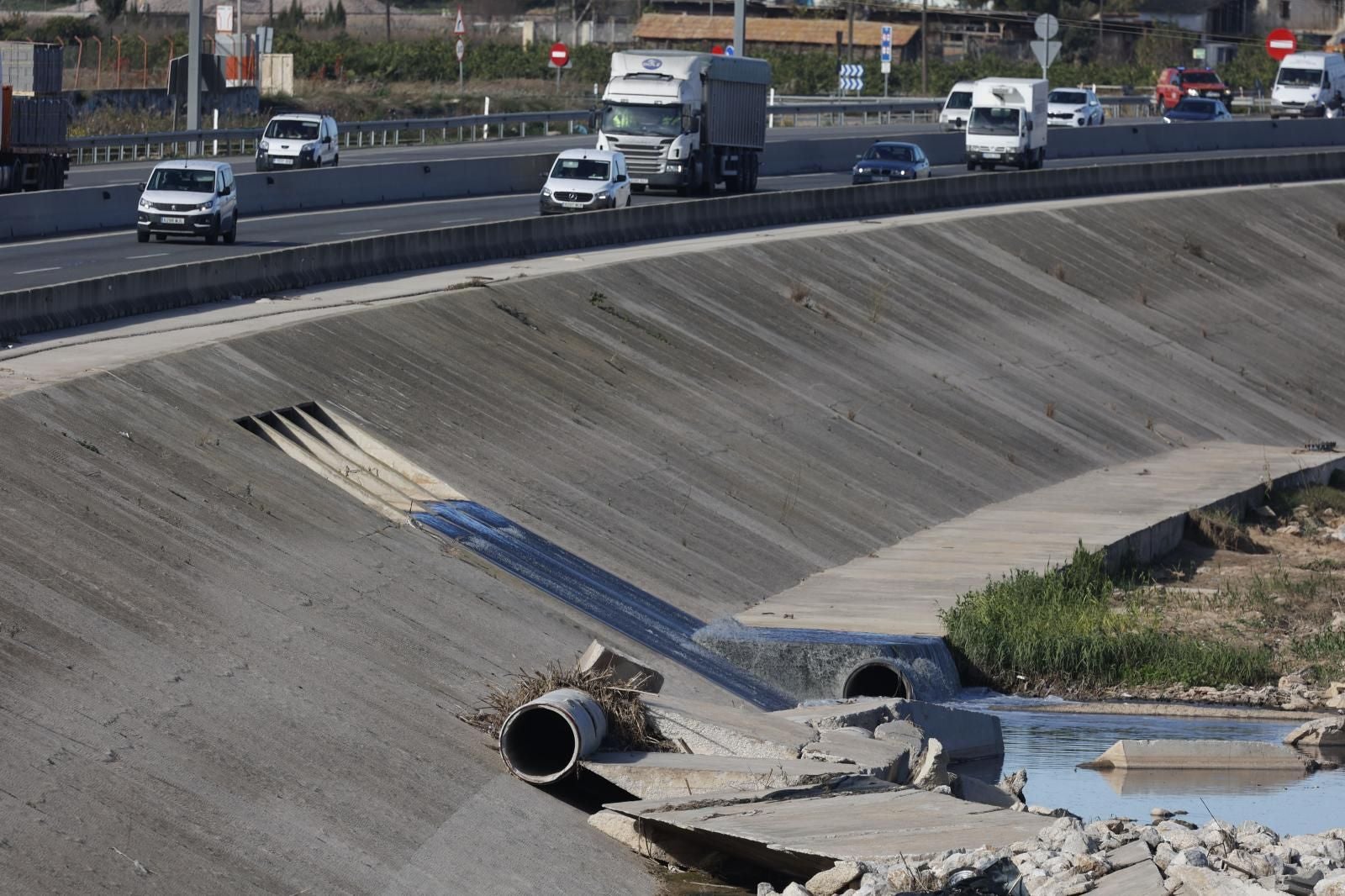 FOTOS | Vertidos en el nuevo cauce del Turia en Valencia