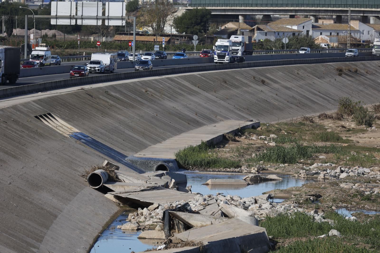 FOTOS | Vertidos en el nuevo cauce del Turia en Valencia