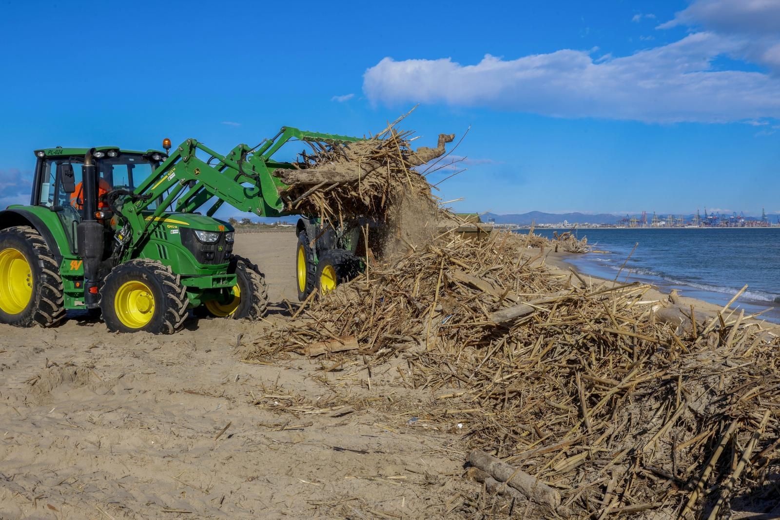 FOTOS | Cañas en las playas de Valencia tras la dana