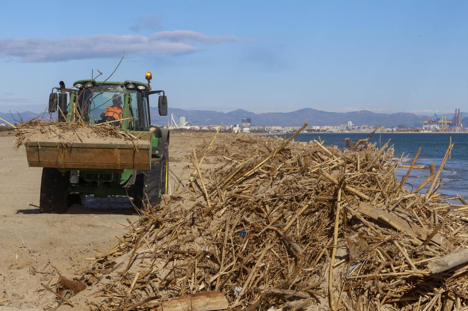 FOTOS | Cañas en las playas de Valencia tras la dana