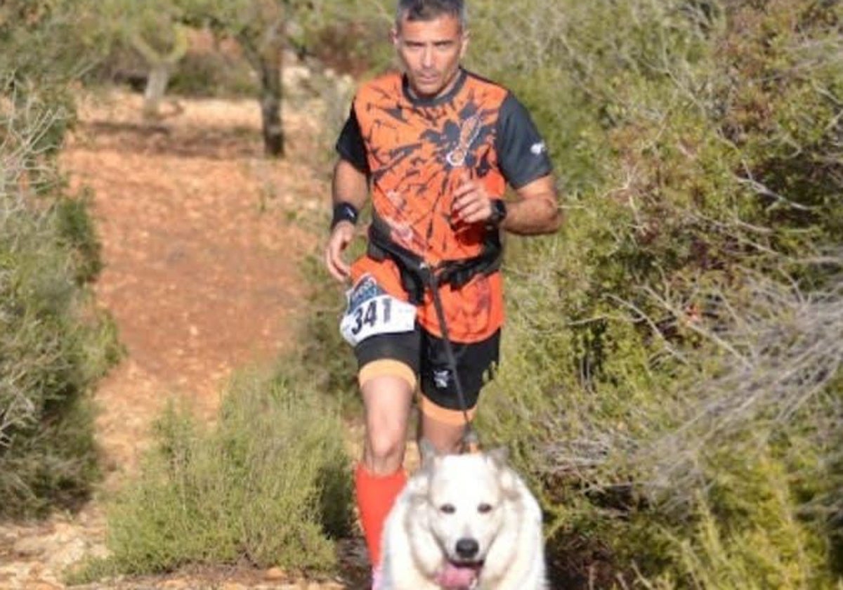 Ricardo Illescas, junto a su perrita Ossa durante una carrera.